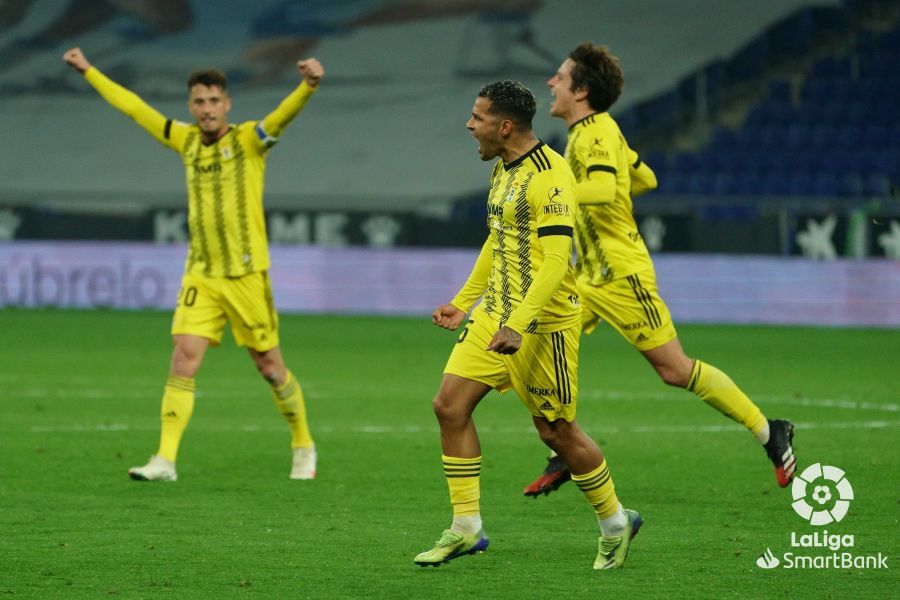 Nahuel Leiva celebra un gol con la camiseta del Real Oviedo.