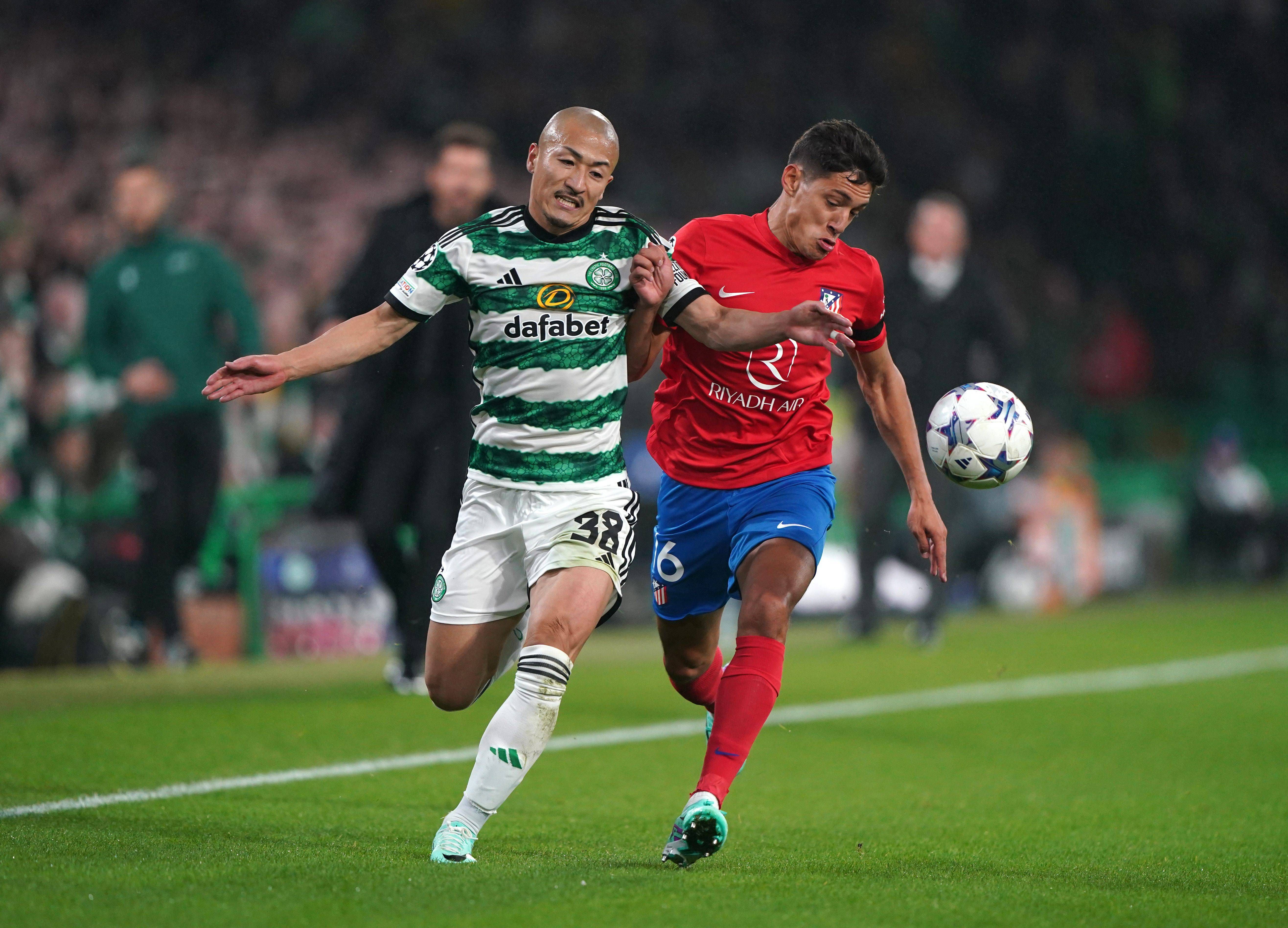  Nahuel Molina pelea un balón con Maeda en el Celtic-Atlético de Madrid.
