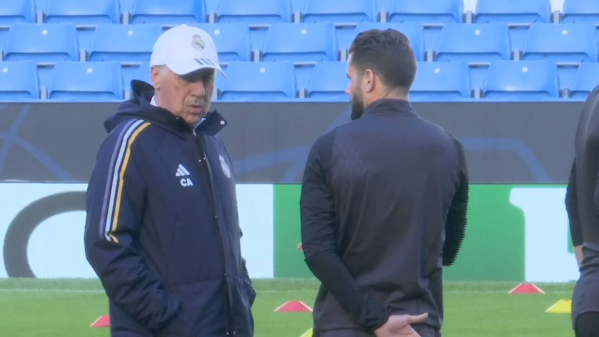 Nacho Fernández y Carlo Ancelotti, hablando en el Etihad Stadium