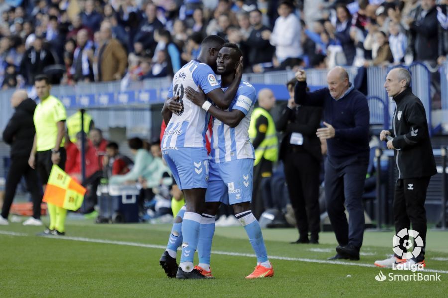  N'Diaye y Lago Junior se abrazan tras el gol al Burgos.