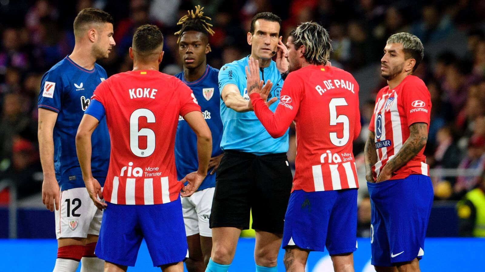  Munuera protege a Nico Williams ante el Atlético en el Metropolitano.