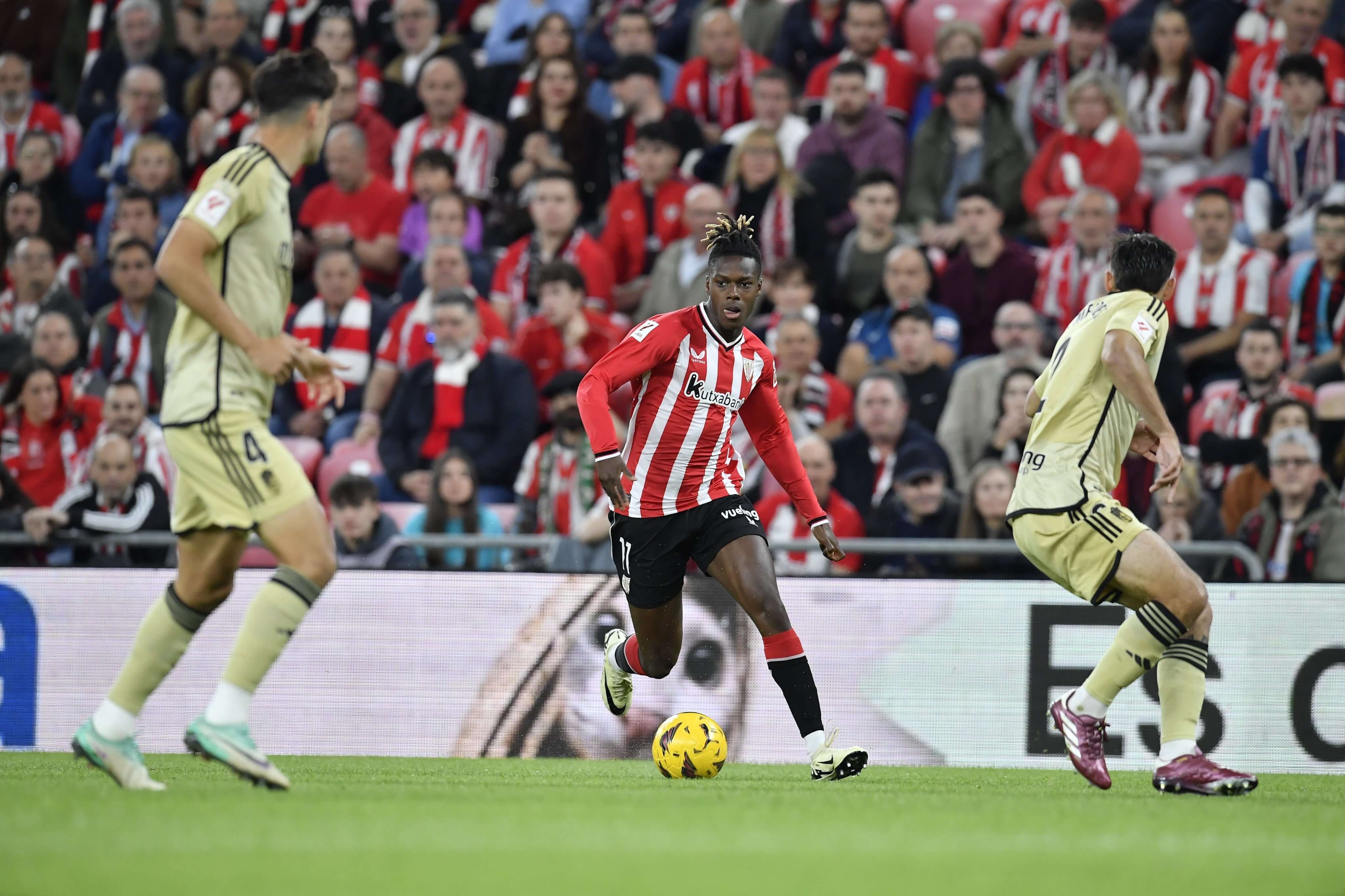  Nico Williams la lleva en el partido ante el Granada CF este viernes en San Mamés.