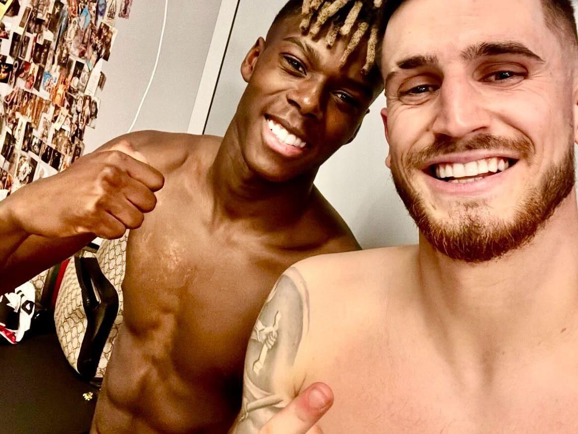  Celebración de Nico Williams y Oihan Sancet en el vestuario de San Mamés.