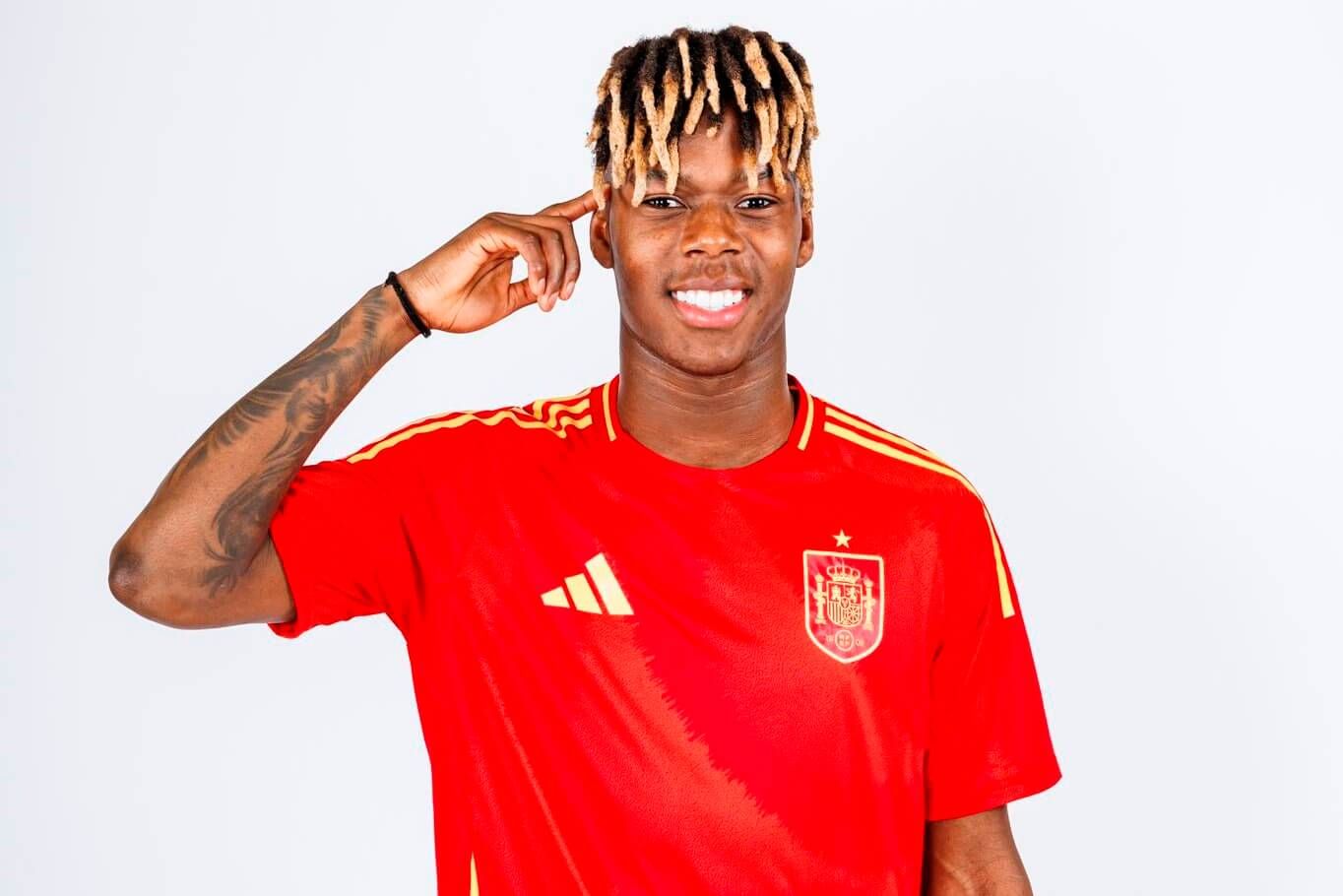  Gesto de Nico Williams posando con España en Las Rozas.