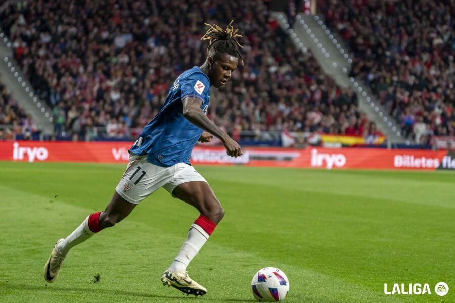  Nico Williams la lleva ante el Atlético en el Metropolitano.