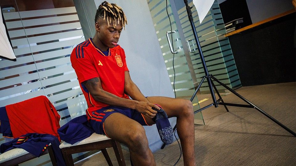  Nico Williams, con la camiseta de España para el Mundial de Qatar 2022.