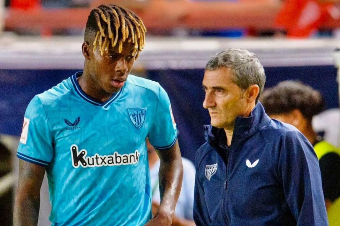 El jugador del Athletic Club Nico Williams atiende al técnico rojiblanco Ernesto Valverde.