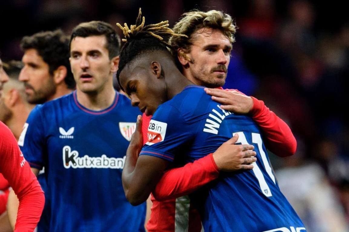  Antoine Griezmann abraza a Nico Williams en el Metropolitano.