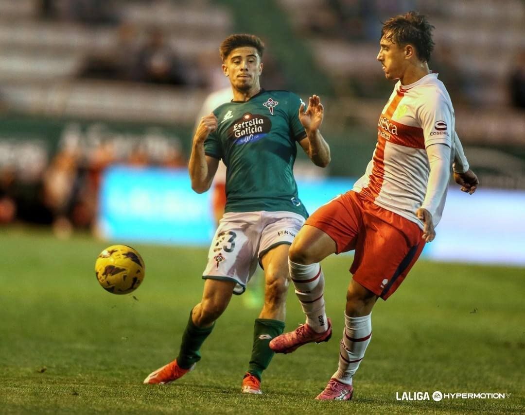 Nico Serrano en un lance del Racing de Ferrol - Huesca.
