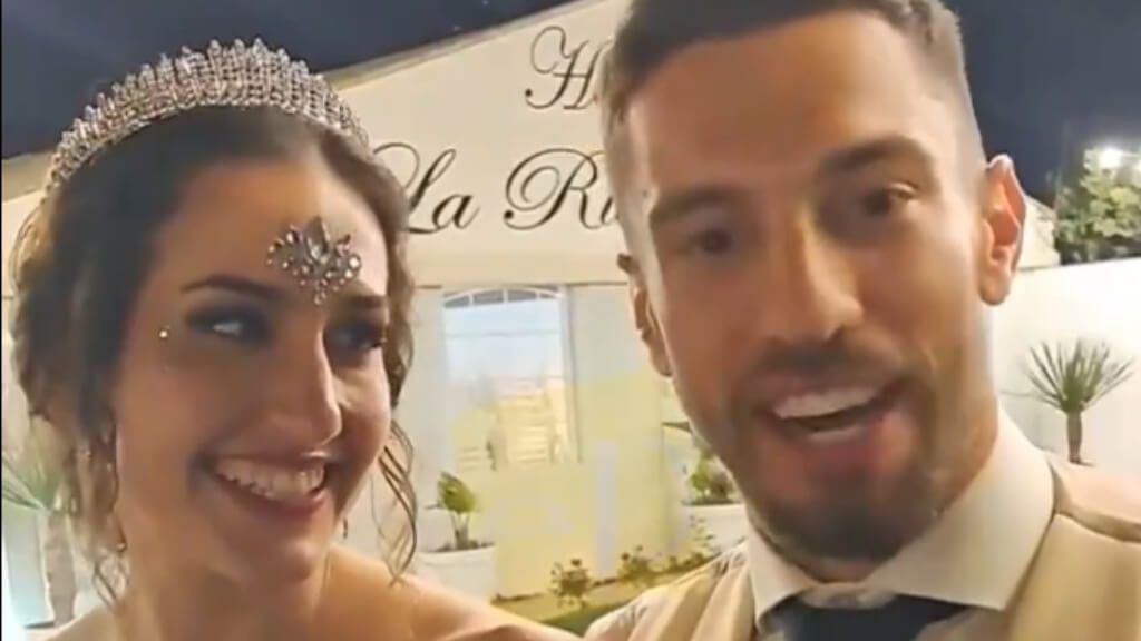  Los novios que se encontraron con la afición del Athletic al salir de la Catedral de Sevilla (Capt