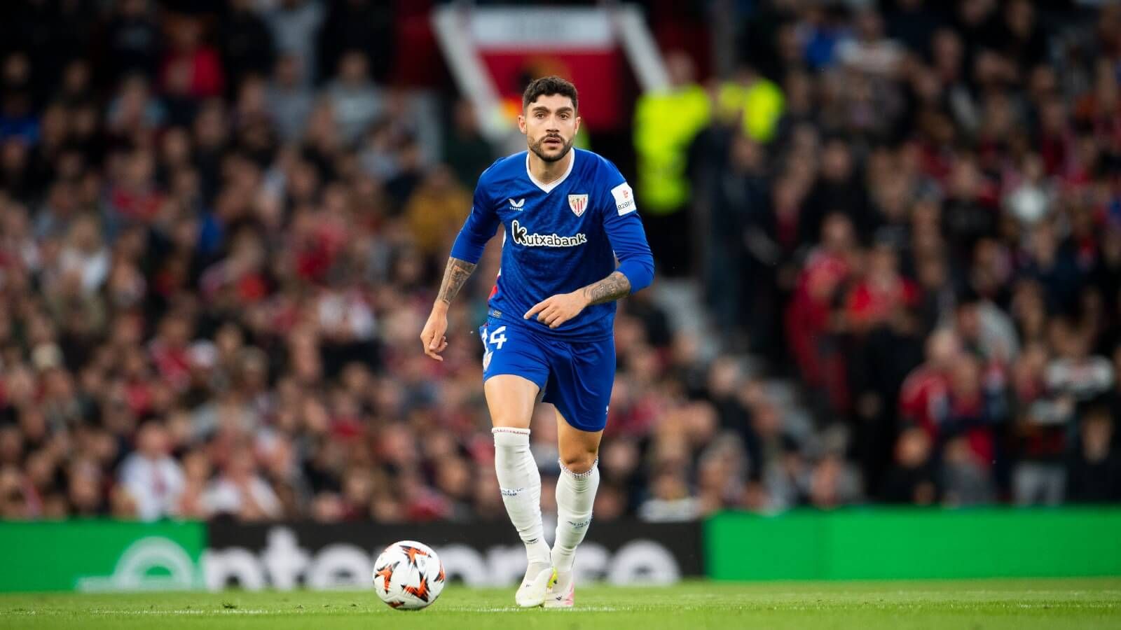  Bien el central Unai Núñez ante el Manchester United en Old Trafford.