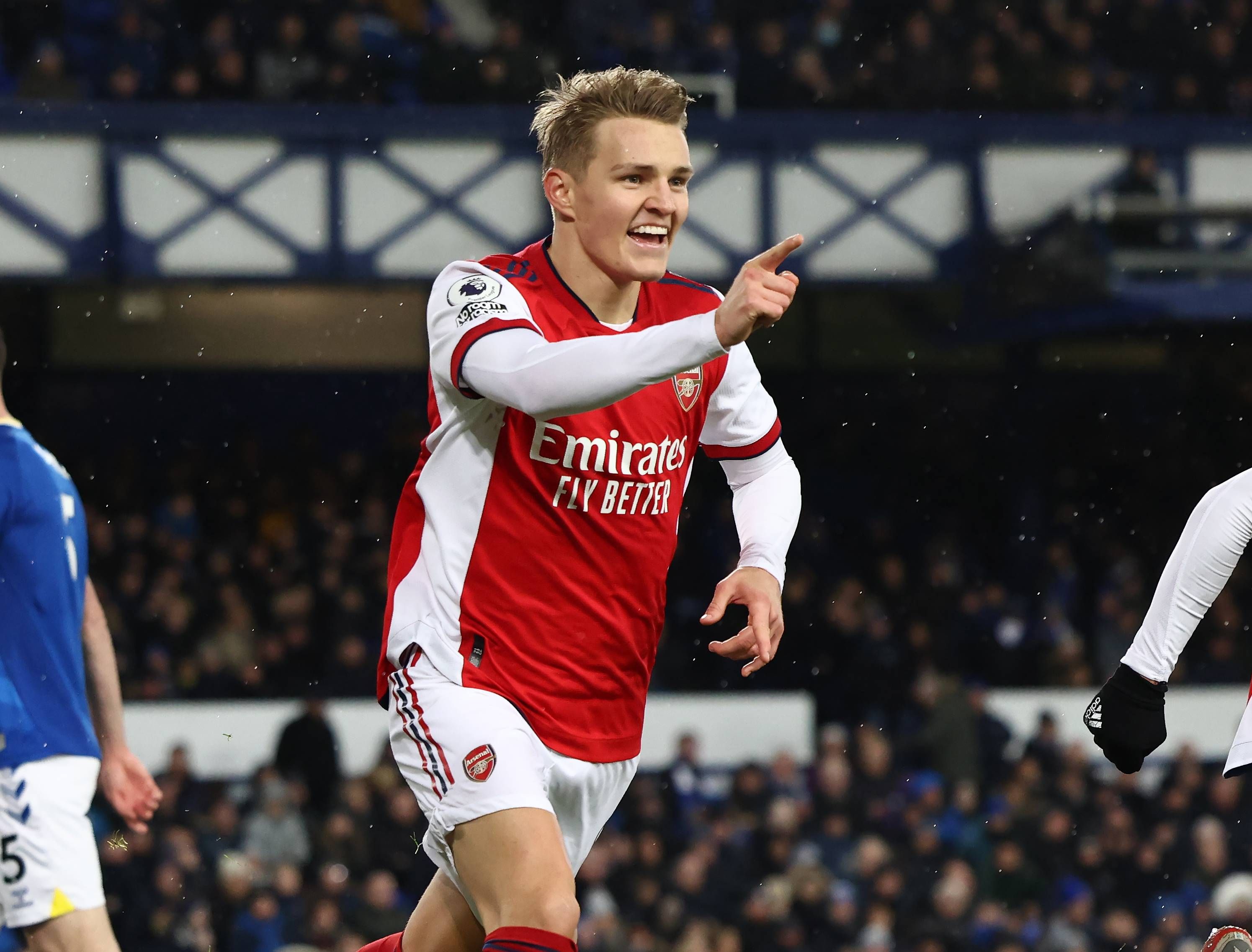 Martin Odegaard celebra un gol con el Arsenal.