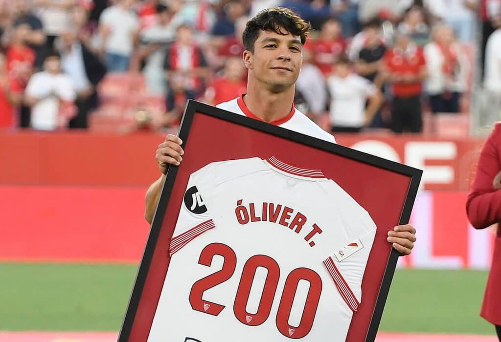  Óliver Torres con la camiseta de 200 partidos (Fuente: Sevilla FC)