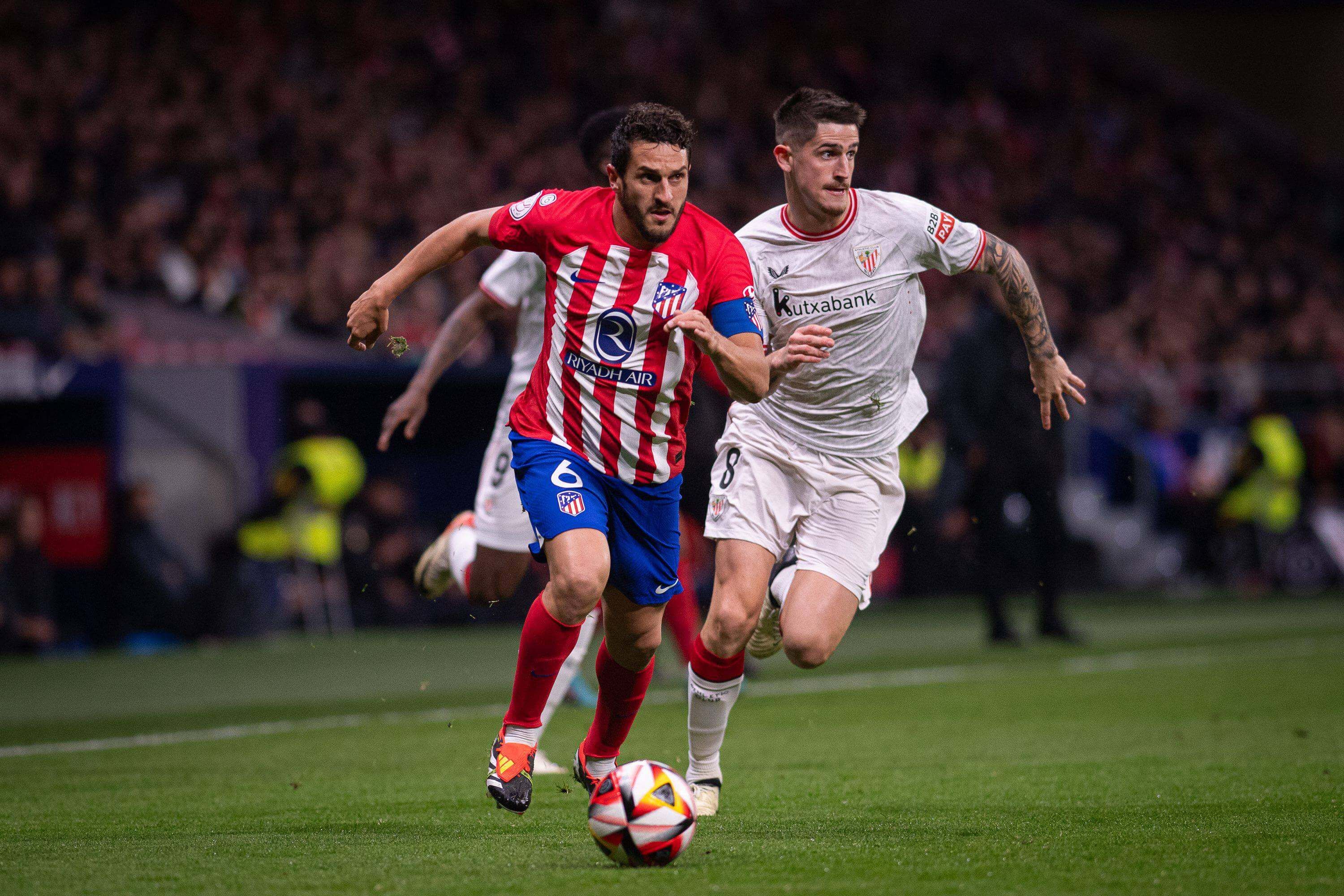  Koke corre delante de Sancet en el Atlético-Athletic.