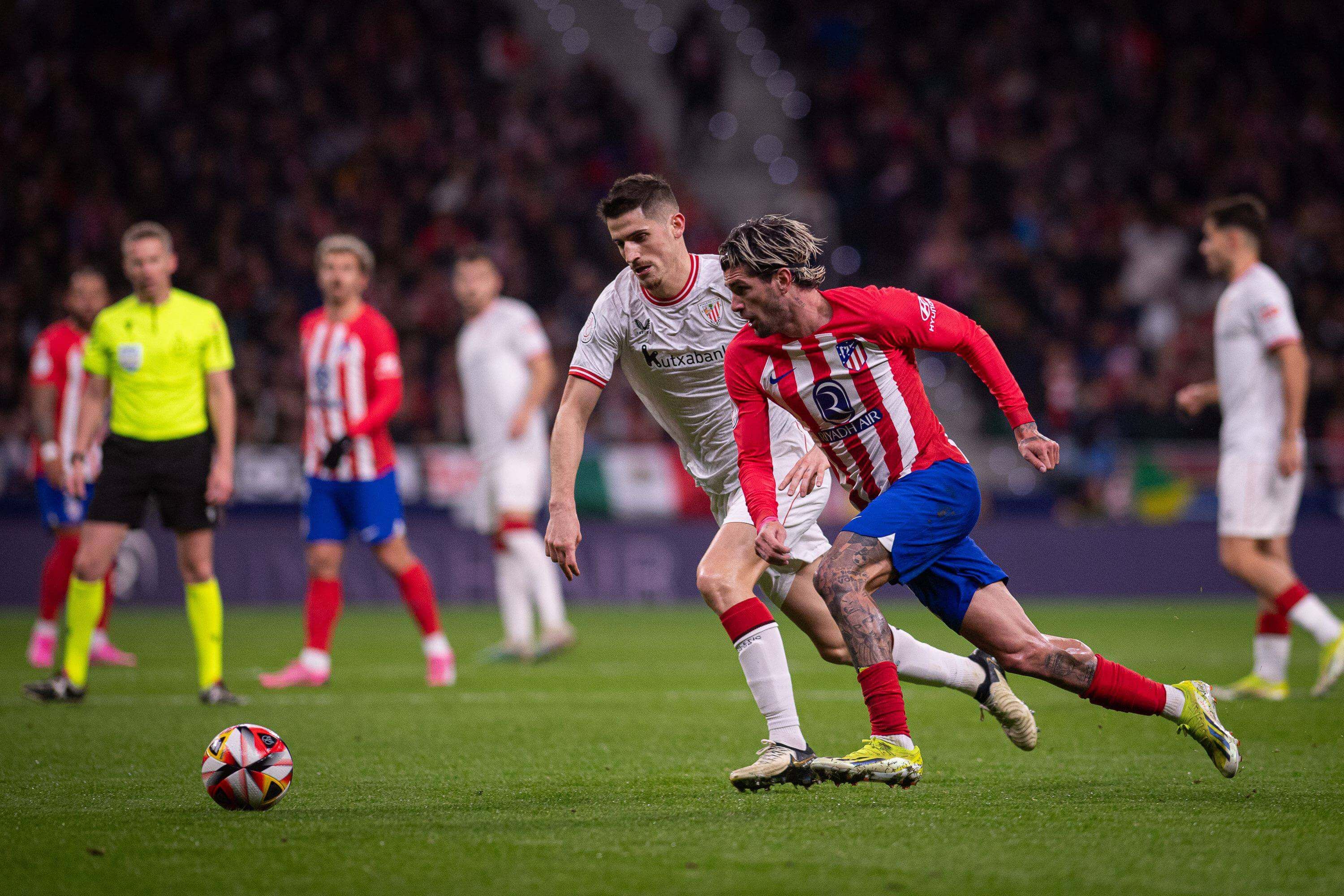  Rodrigo de Paul corre delante de Sancet en el Atlético-Athletic.