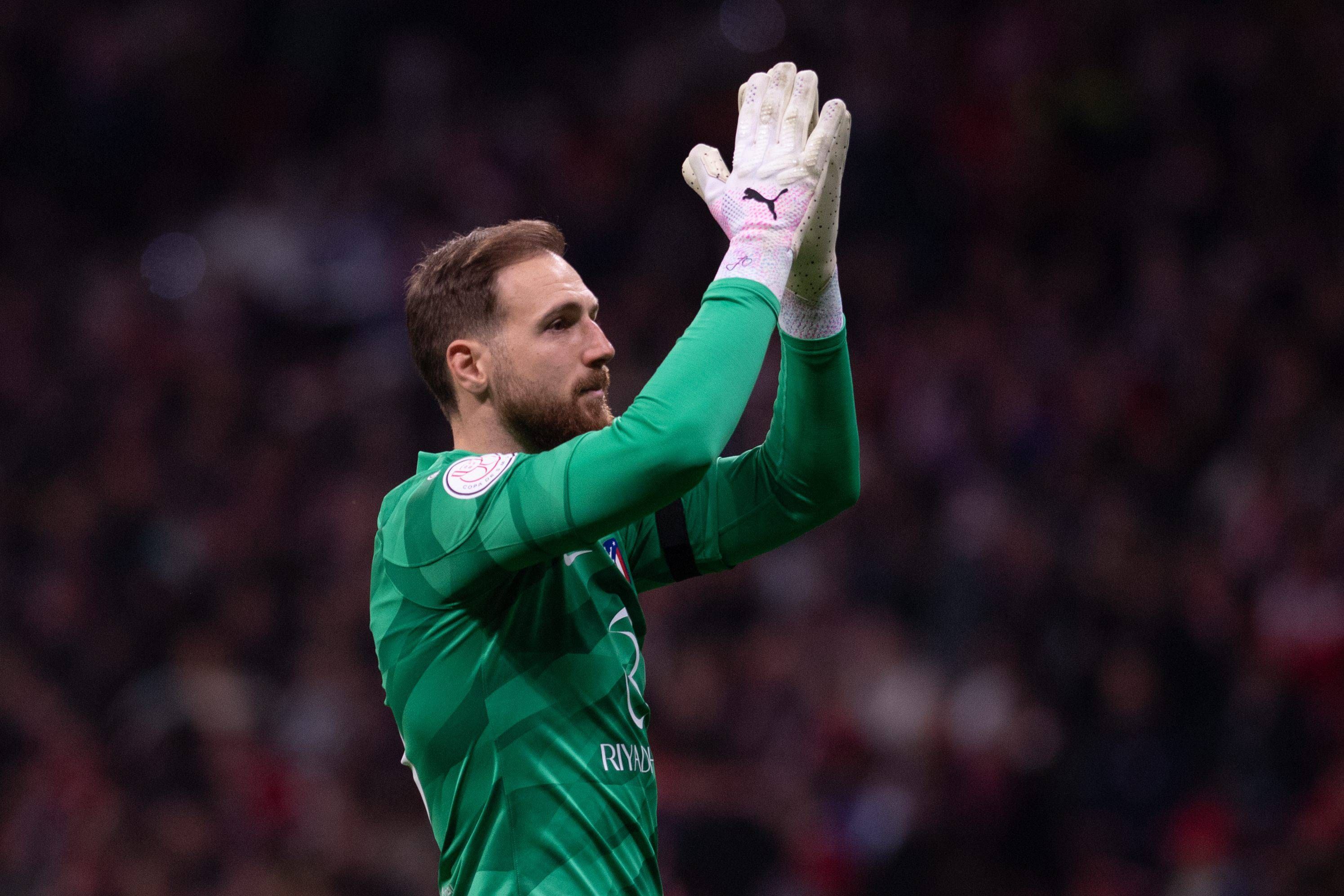 Jan Oblak saluda a la afición en el Metropolitano.