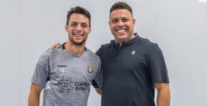  Óscar Plano con Ronaldo Nazário tras su renovación con el Real Valladolid.