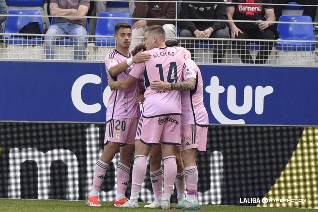 Los jugadores del Real Oviedo celebran el gol de Paulino.