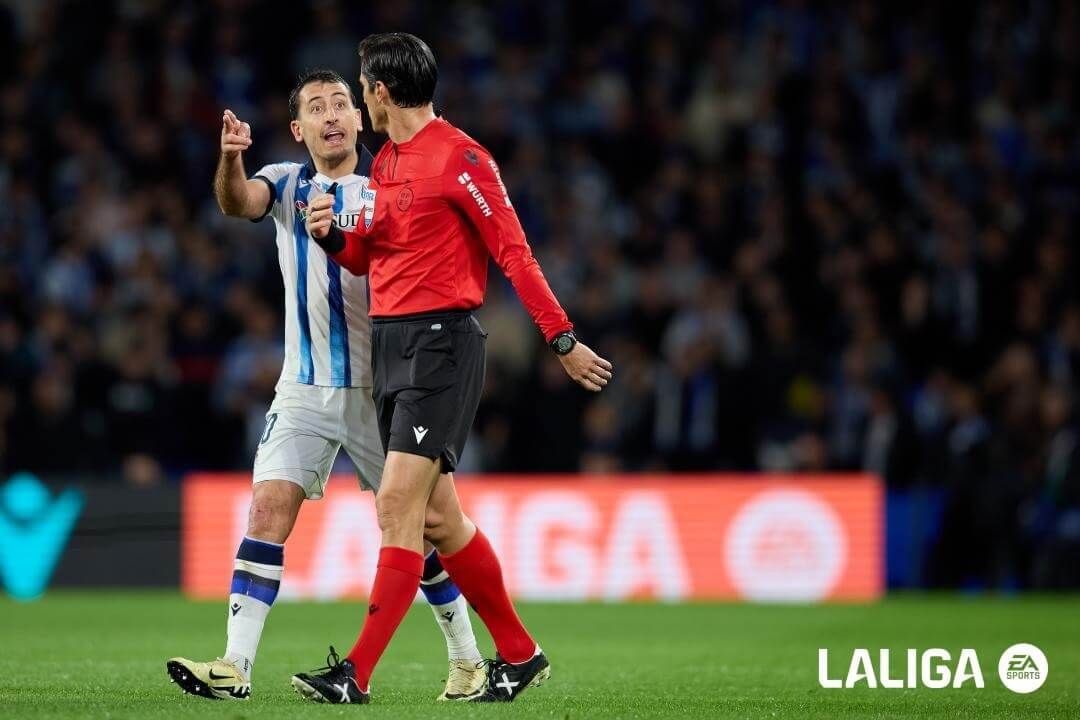  Mikel Oyarzabal protesta a Munuera Montero en el Real Sociedad - Real Madrid.