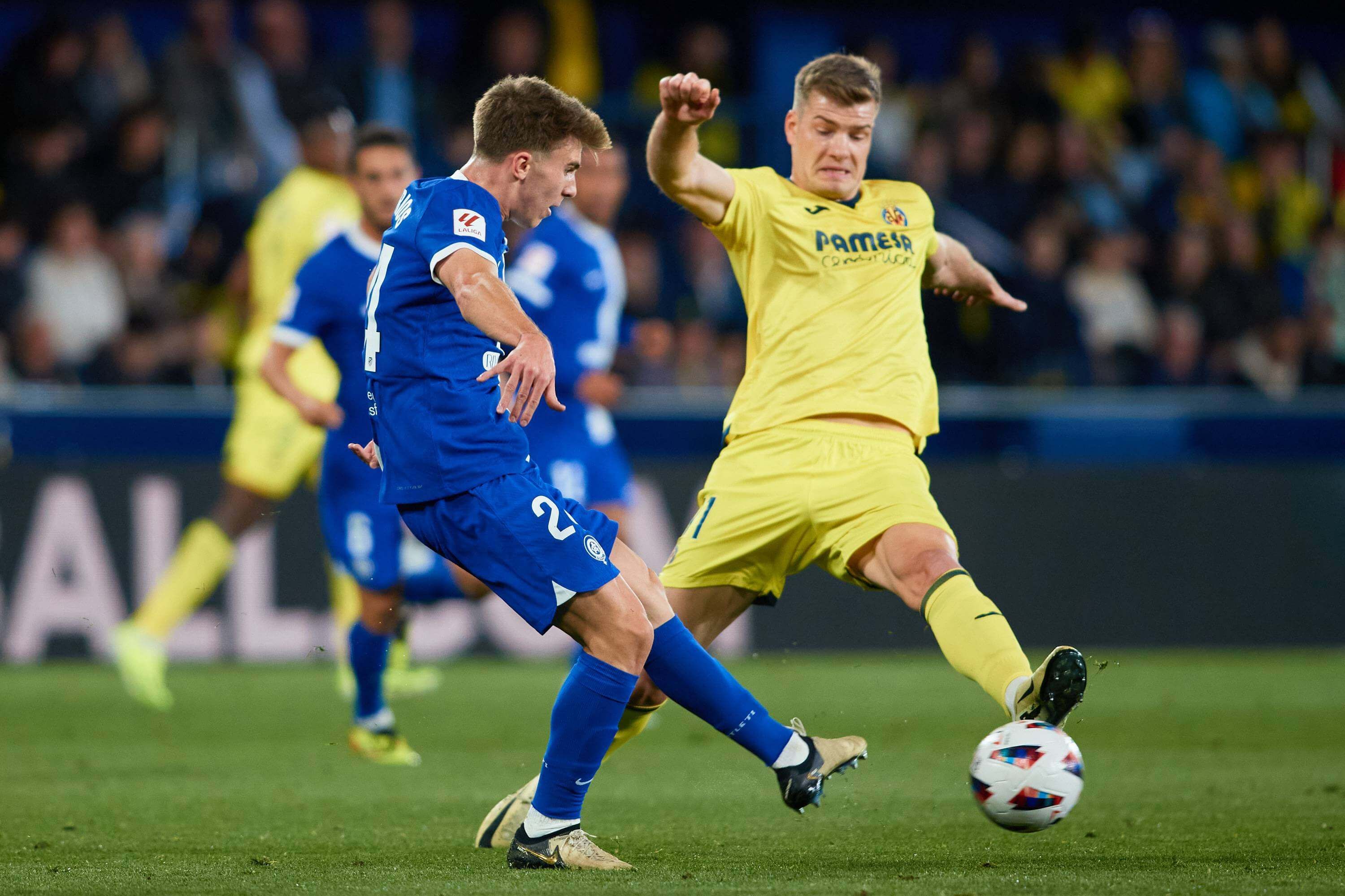  Pablo Barrios, ante Sorloth en el Villarreal-Atlético.