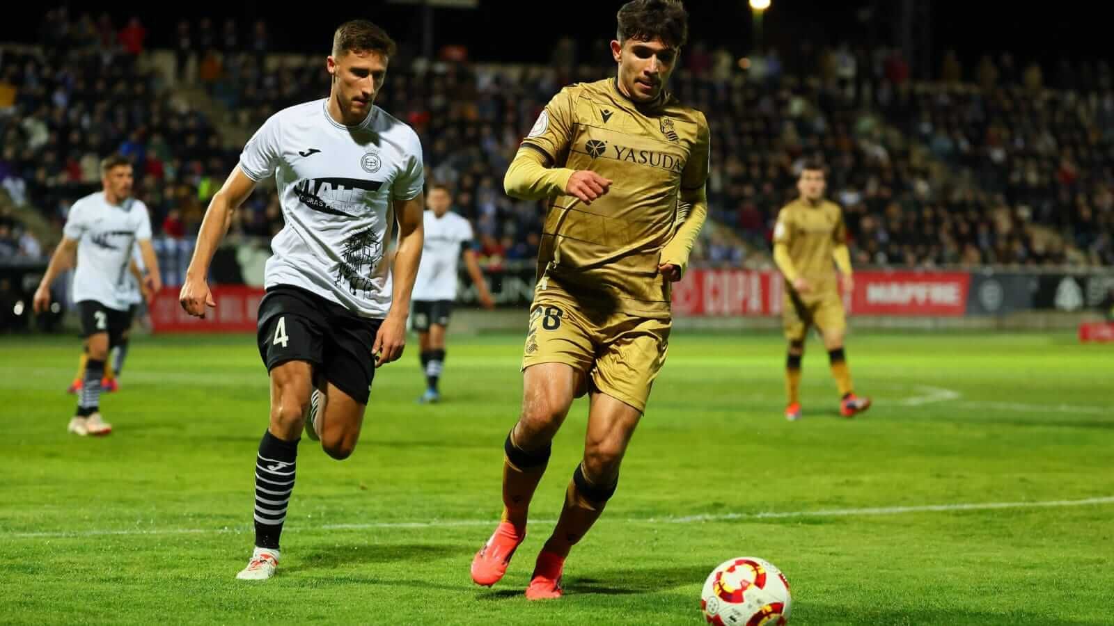  Pablo Marín controla un balón en el Conquense-Real Sociedad.