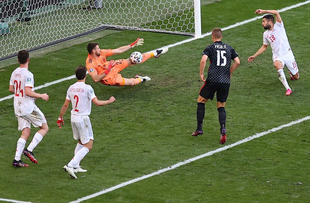  El paradón de Unai Simón a Kramaric durante el Croacia-España.