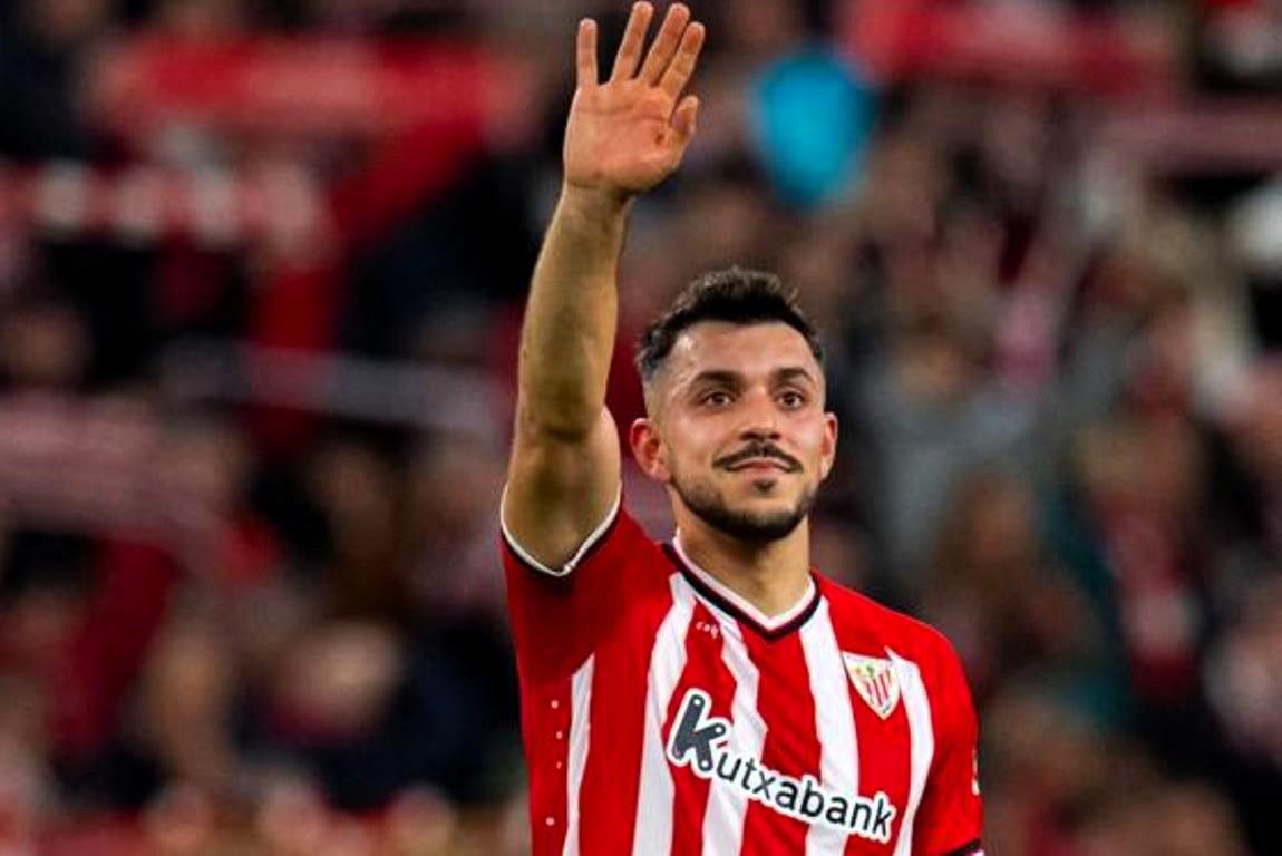 El central Aitor Paredes saluda a la grada de San Mamés.