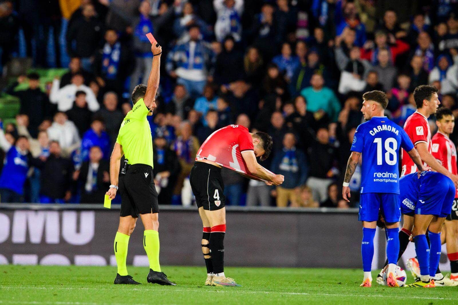  El árbitro Jesús Gil Manzano echa a Aitor Paredes en la victoria ante el Getafe CF en el Coliseum.