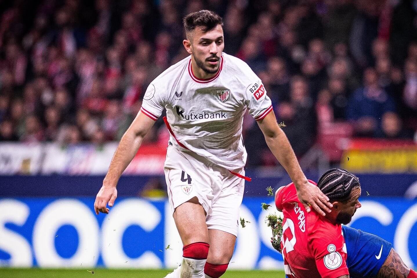  Aitor Paredes, ante Memphis del Atlético en el Metropolitano.