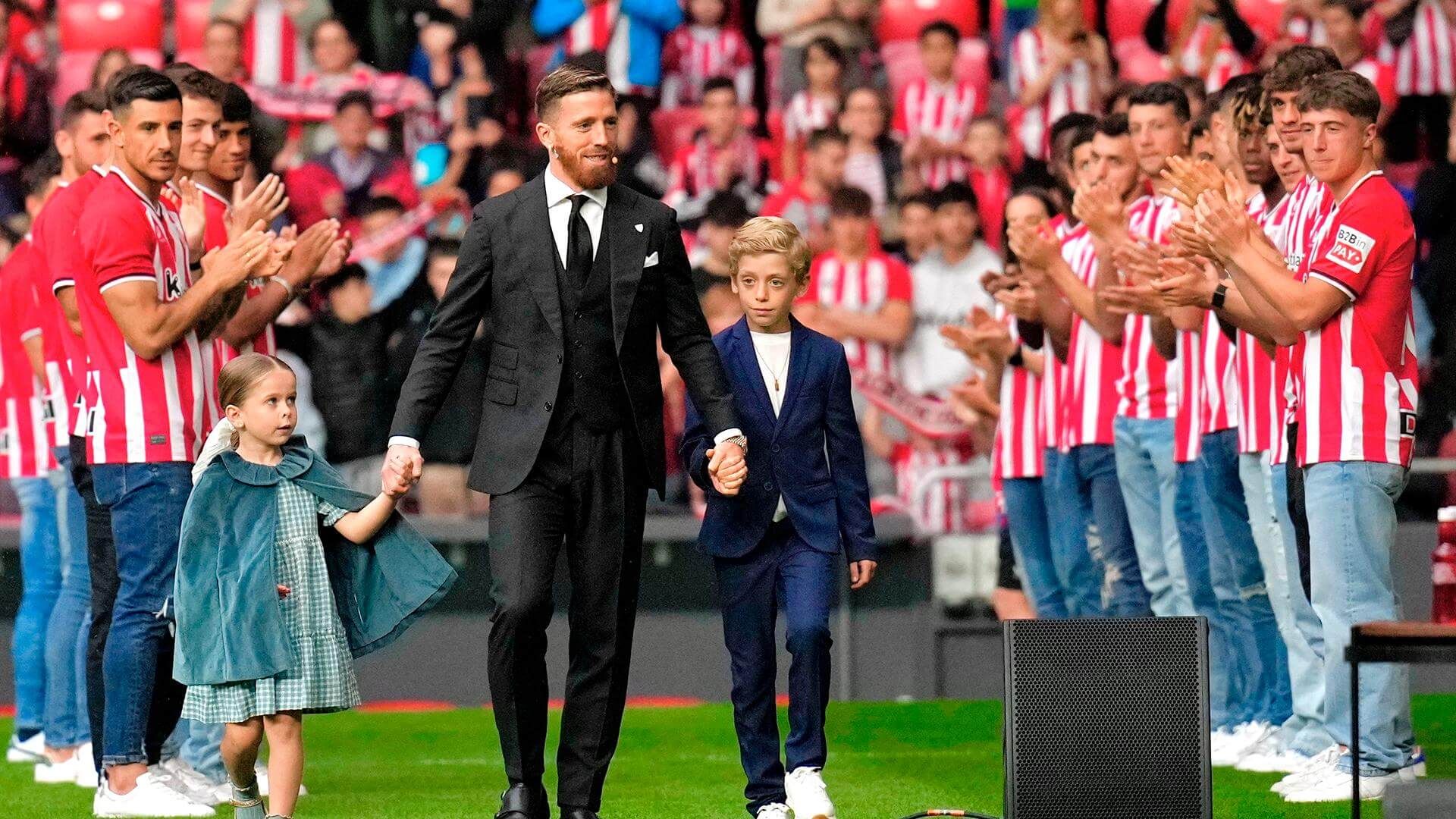 Iker Muniain y sus hijos reciben el pasillo en su fiesta de despedida en San Mamés.