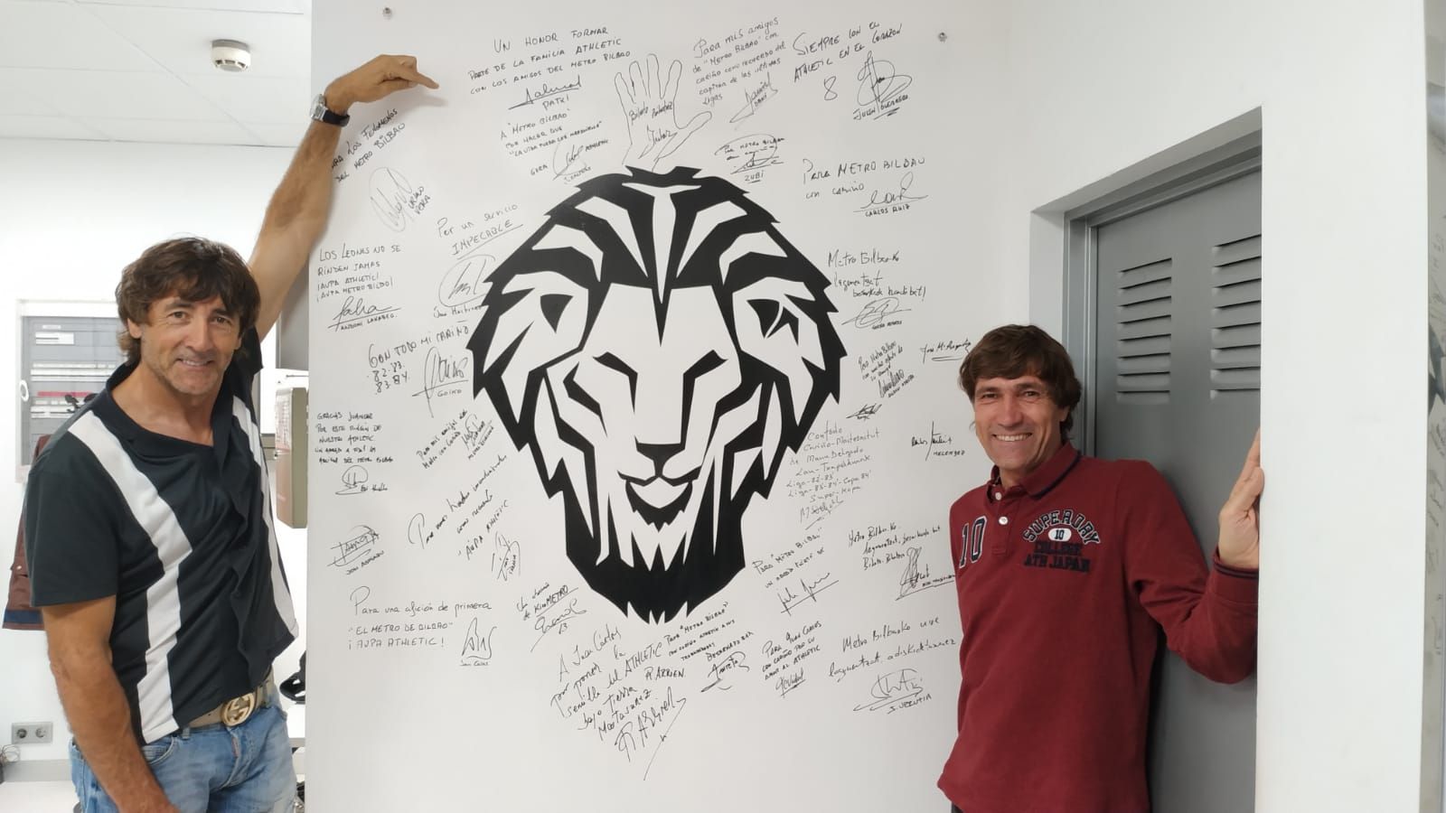 Los hermanos Patxi y Julio Salinas tras firmar en el Muro del Athletic Club en la estación del Metro de Bilbao.