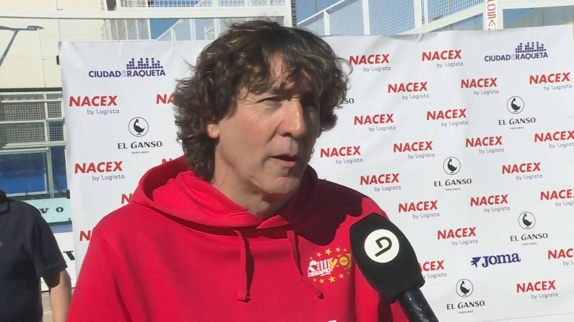  Patxi Salinas atiende a los micrófonos de 'ElDesmarque'