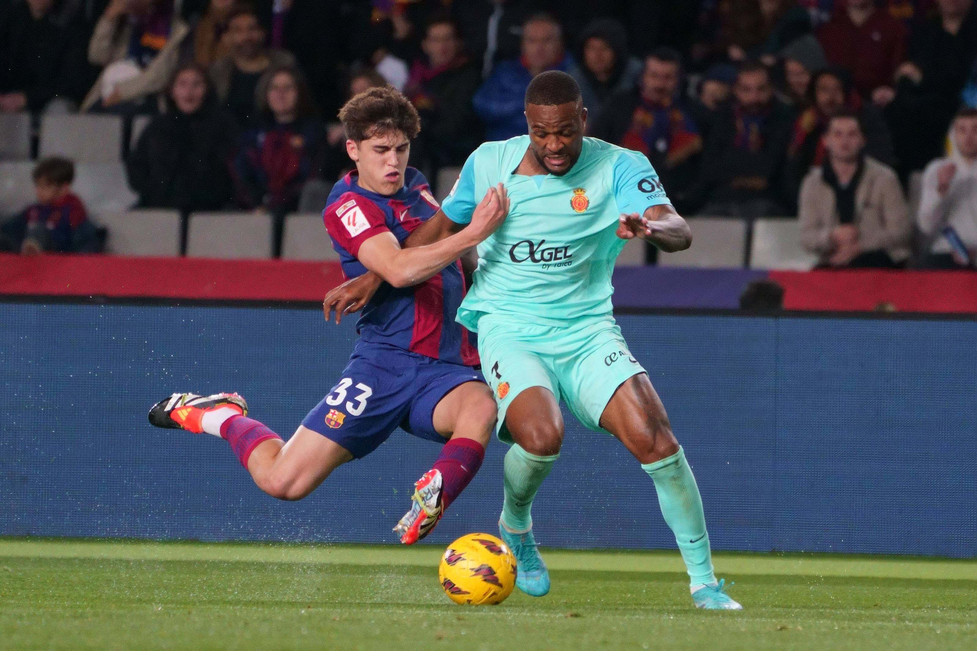 Pau Cubarsí pelea con Cyle Larin en el Barça-Mallorca.