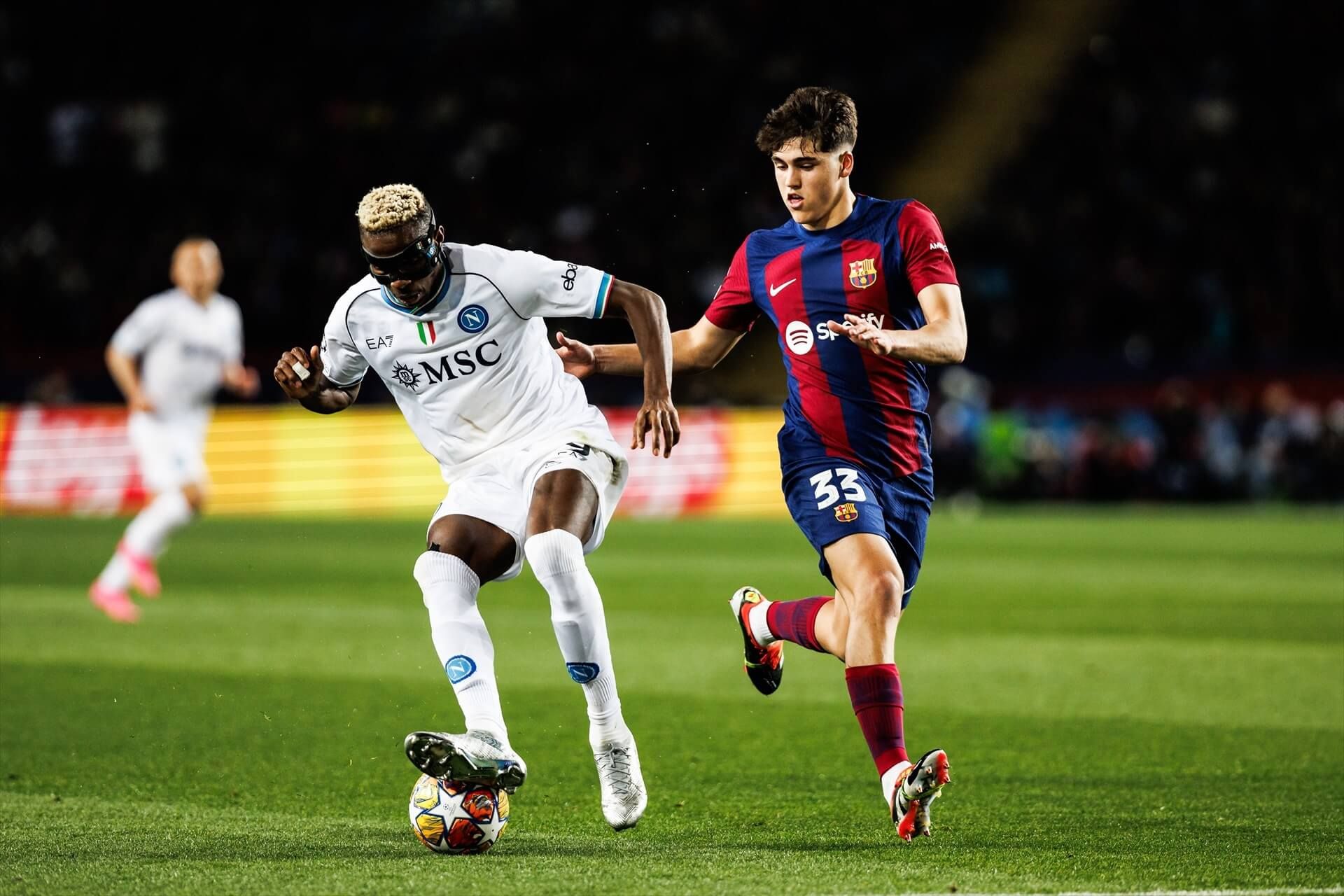  Pau Cubarsí en el partido frente al Nápoles