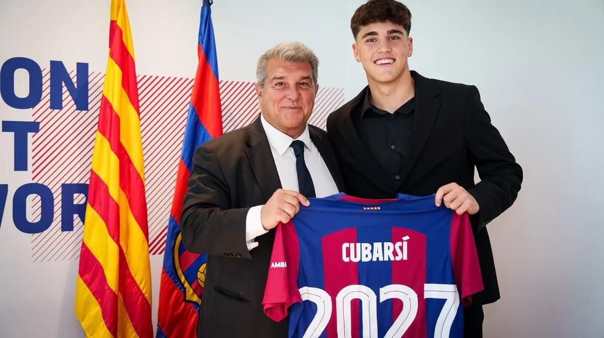  Pau Cubarsí posa con Joan Laporta tras su renovación con el Barça.