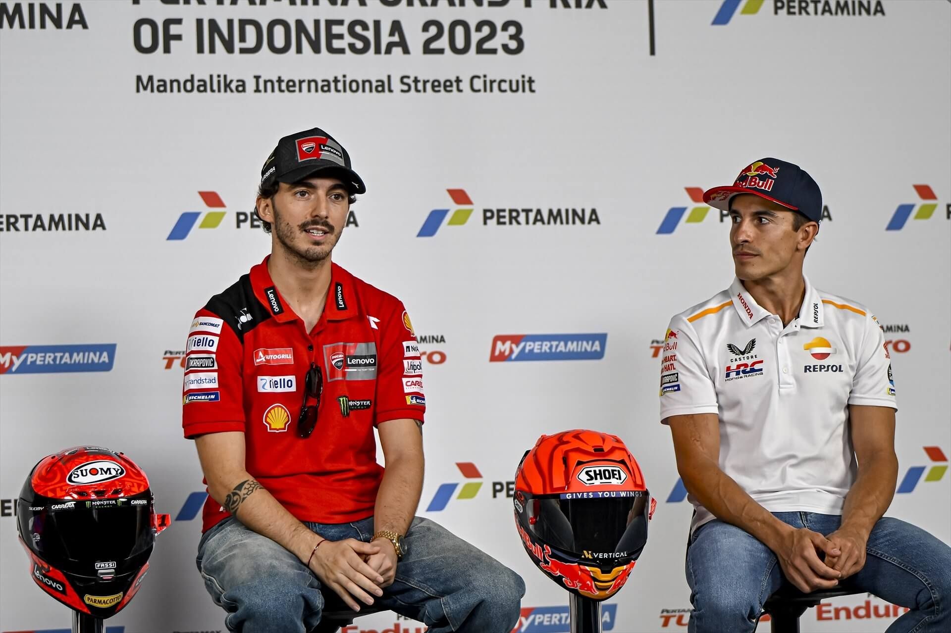 Pecco Bagnaia y Mar Márquez, durante una rueda de prensa.