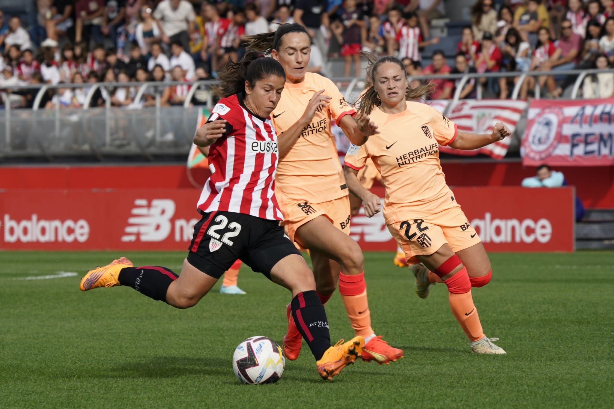  La rojiblanca Peke, ahora de baja por embarazo, chuta ante el Atleti.