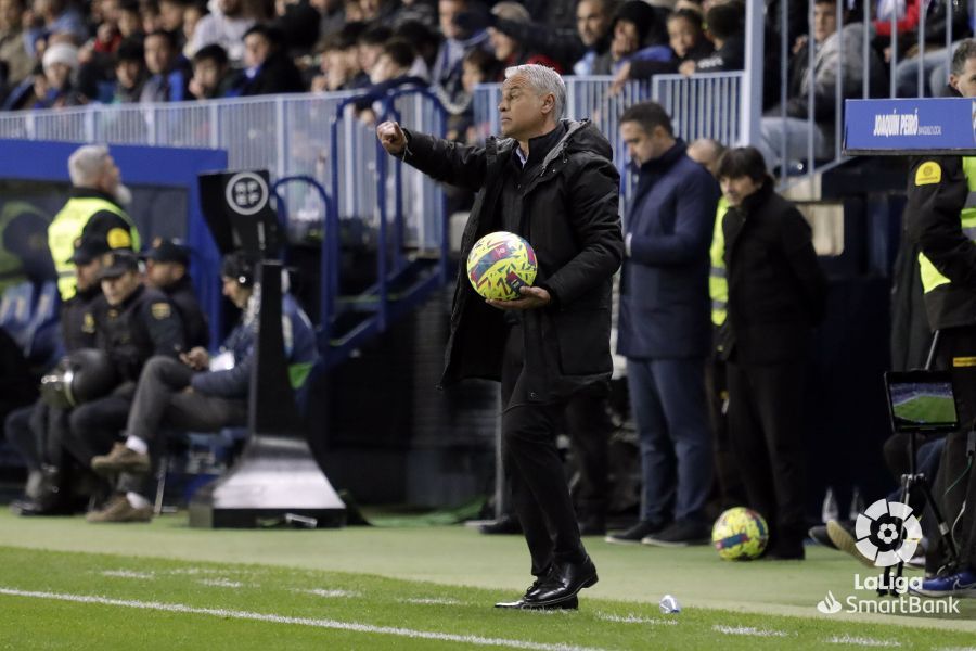  Pellicer da instrucciones en el Málaga-Oviedo.