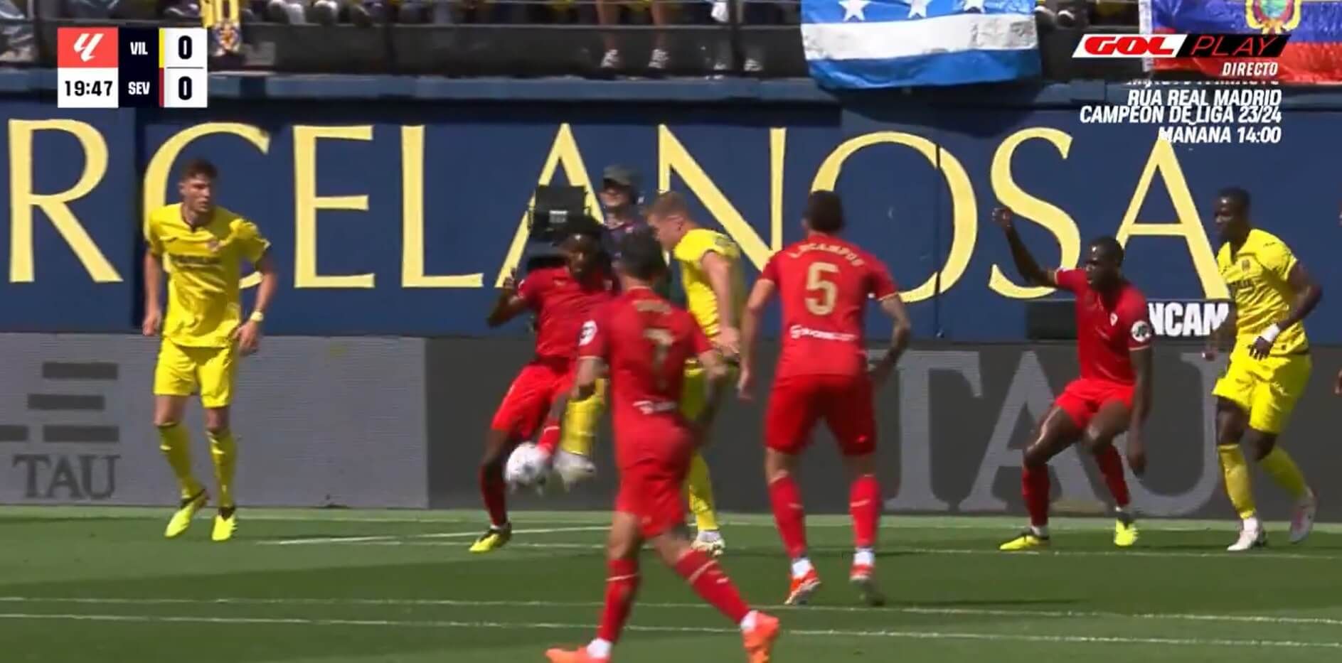 El penalti de Sorloth a Lucién Agoumé en el Villarreal - Sevilla.