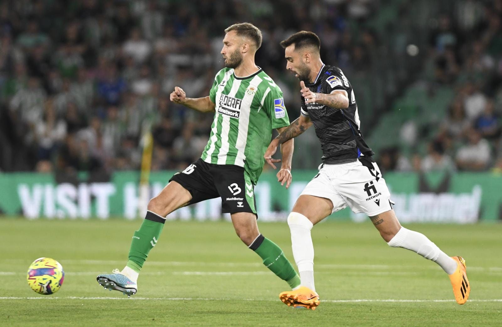  Pezzella, en un lance con Brais Méndez.