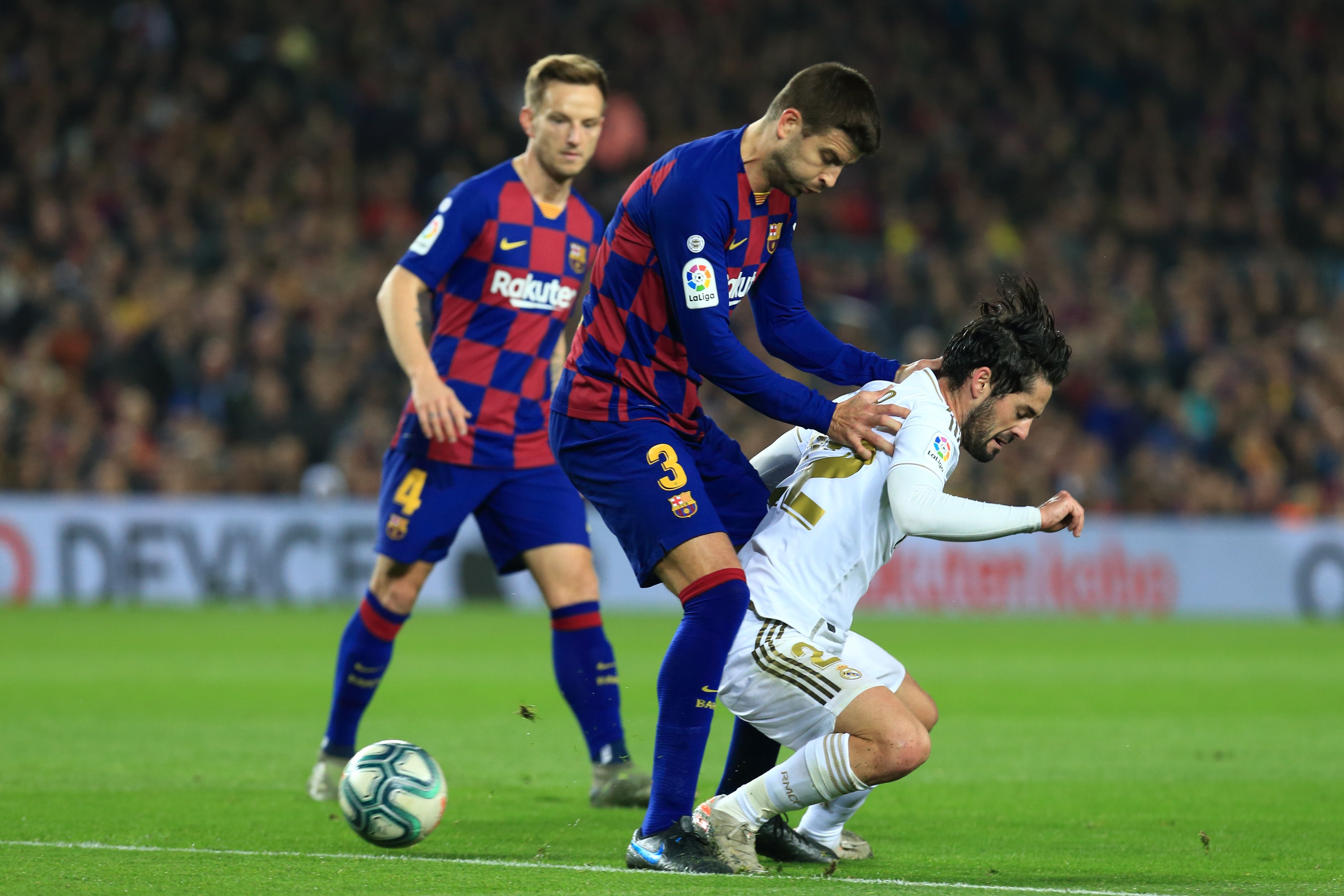  Piqué, ante Isco en un Clásico.