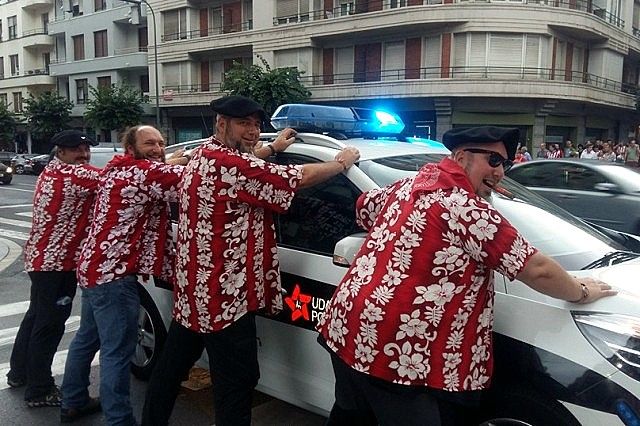  Potxolo y sus 'artaburus bromean con un coche de la Policía.