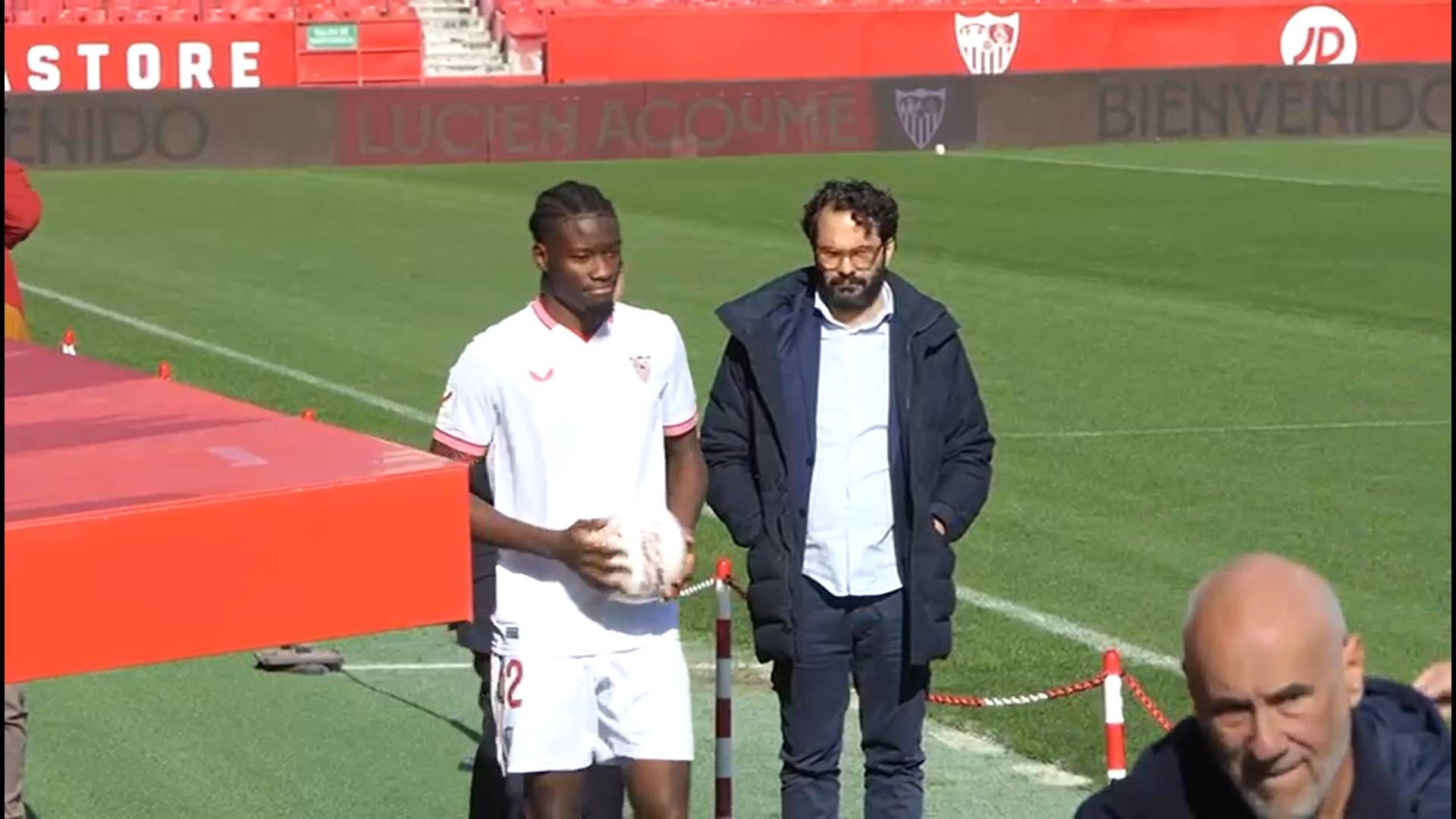  Presentación de Agoumé en el césped.