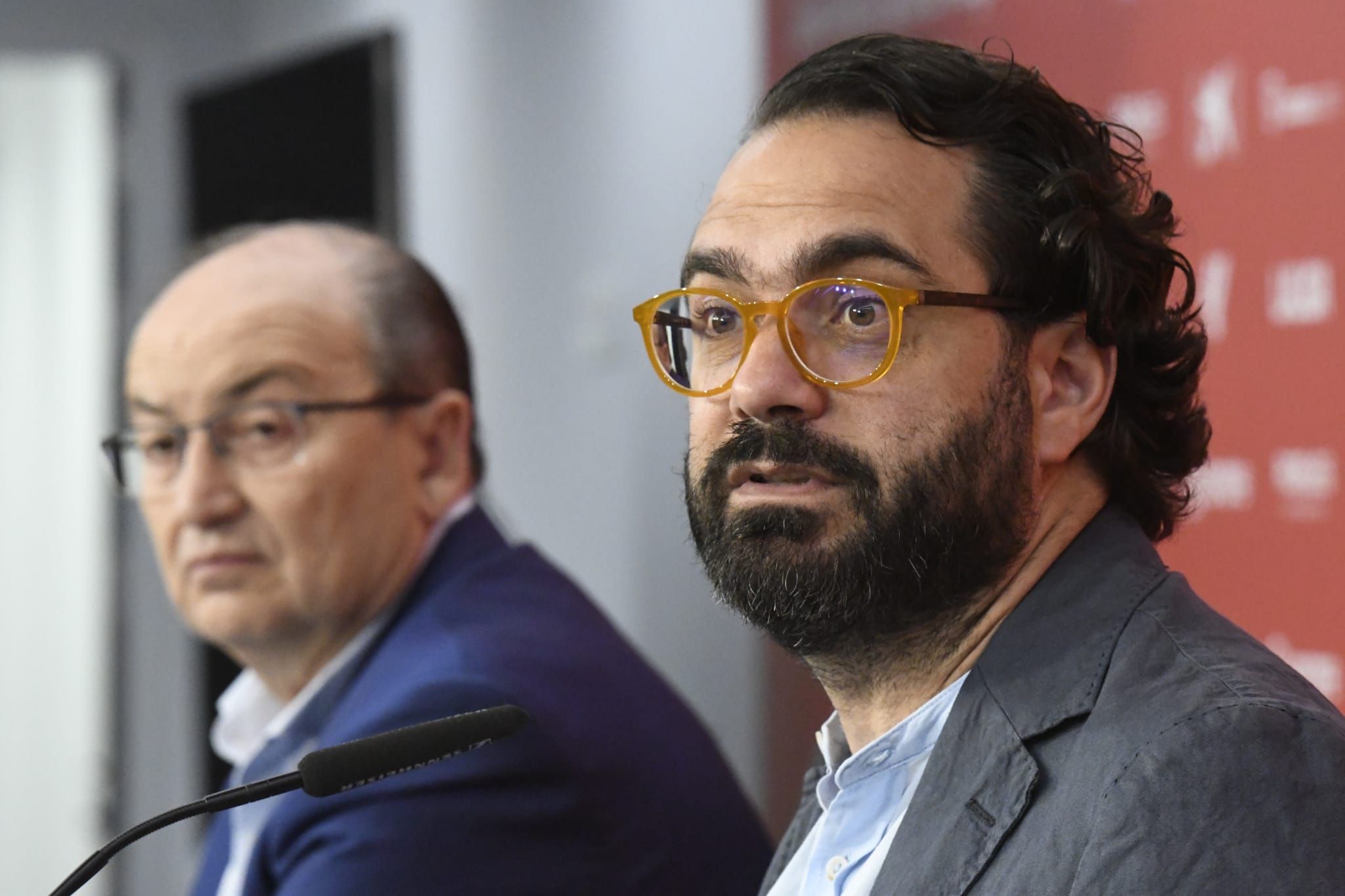 José Castro y Víctor Orta, en la presentación de Djibril Sow con el Sevilla FC.