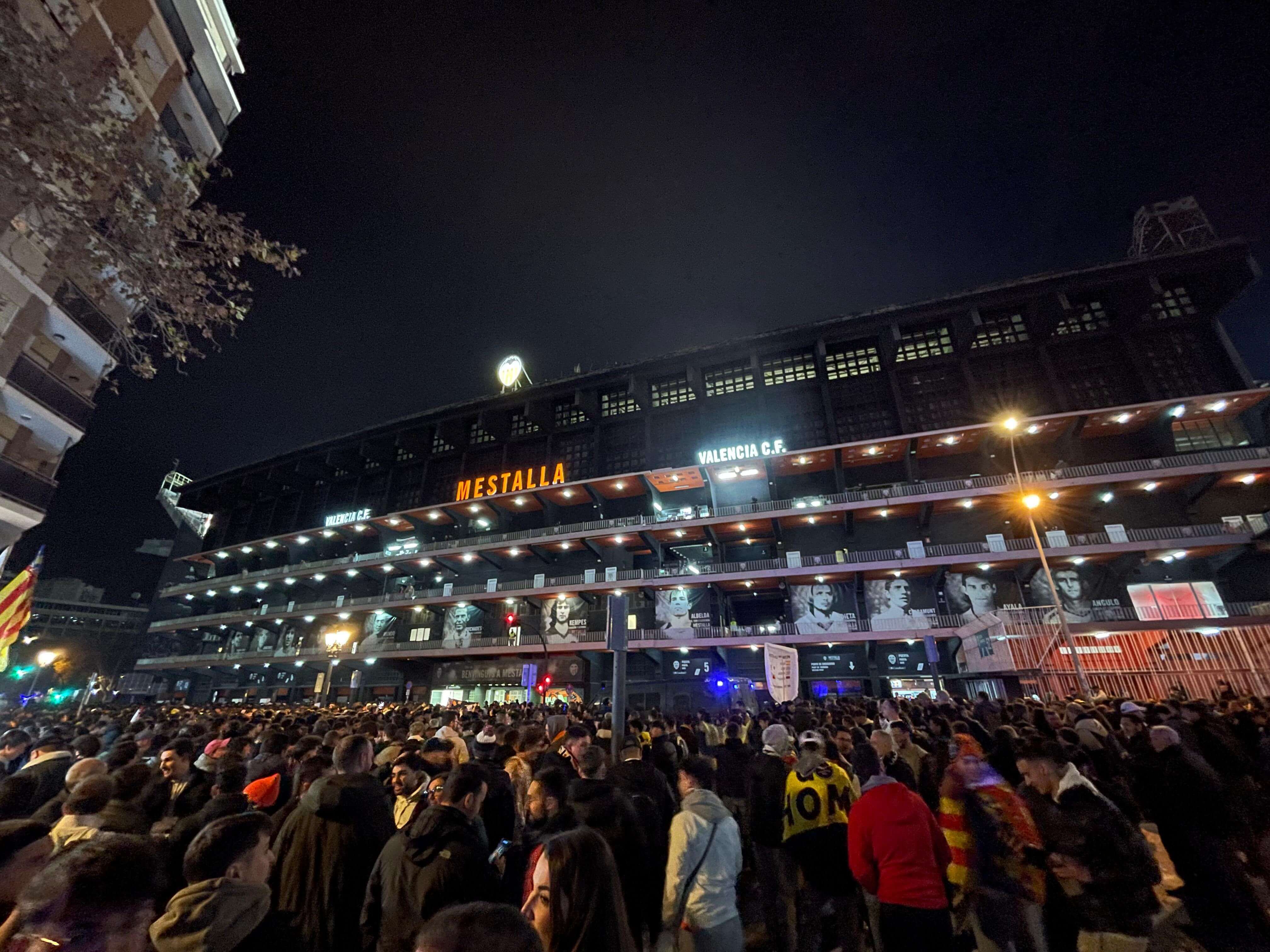  Protestas en Mestalla contra Peter Lim con el partido empezado