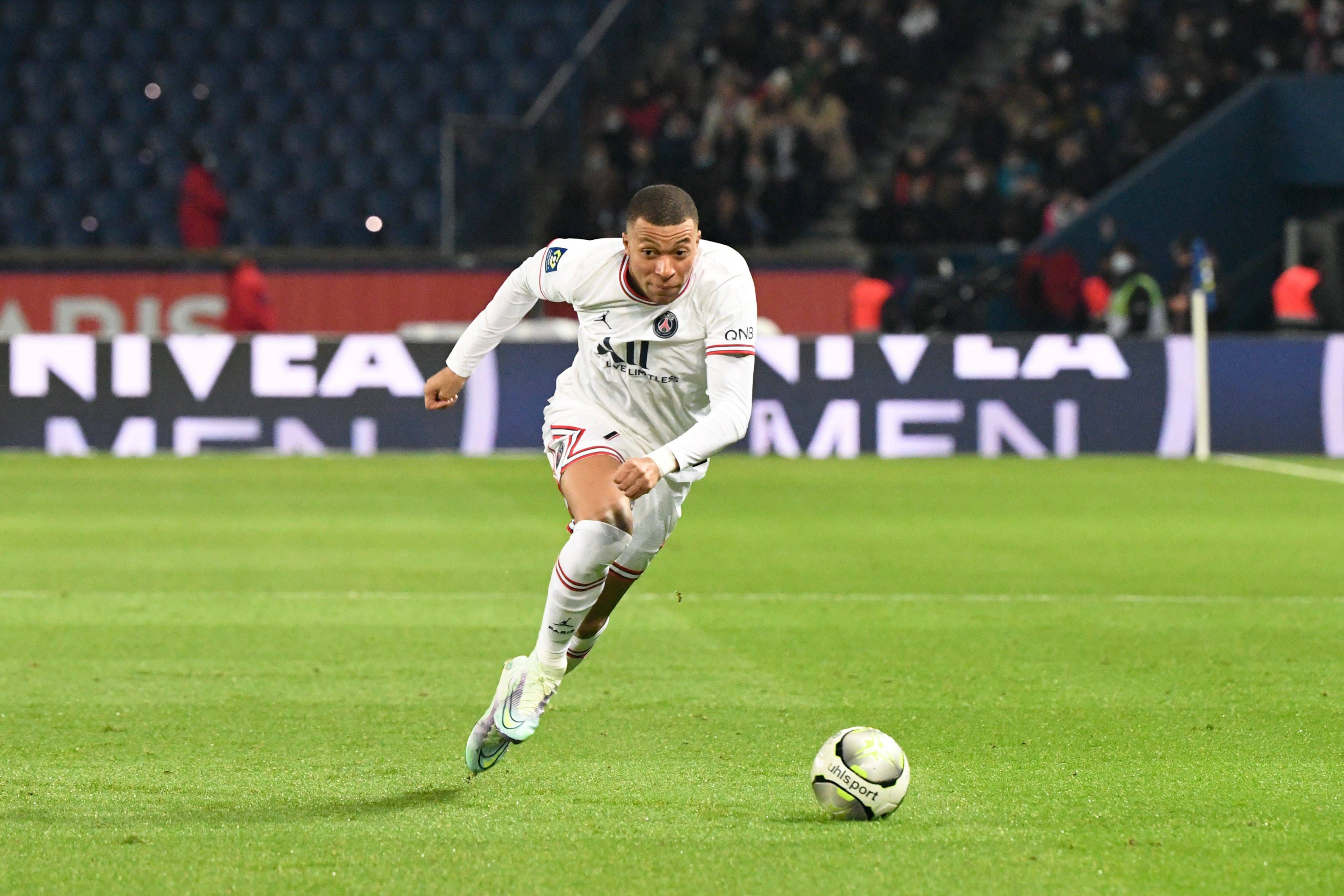 ¡Qué bien le sienta el blanco!: la exhibición de Mbappé a pocos días de enfrentarse al Real Ma