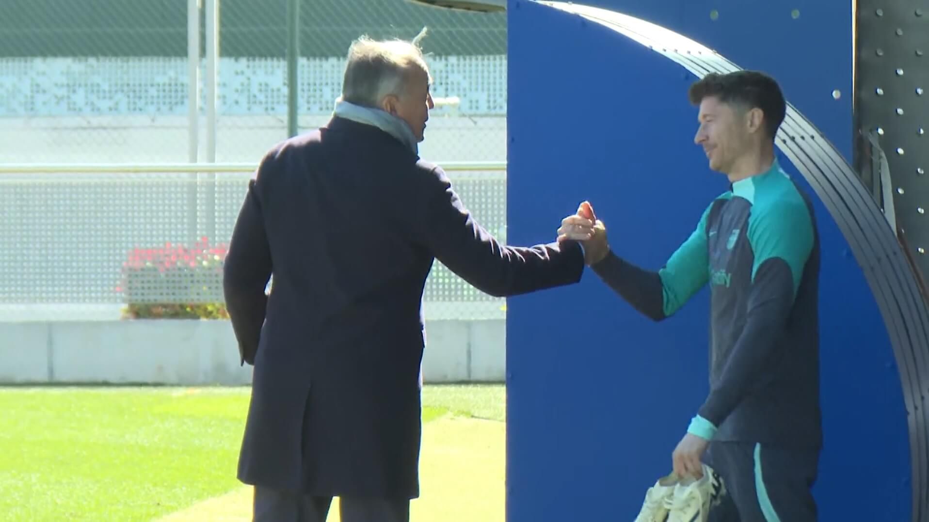 Rafa Yuste y Robert Lewandowski, durante el entrenamiento del Barcelona