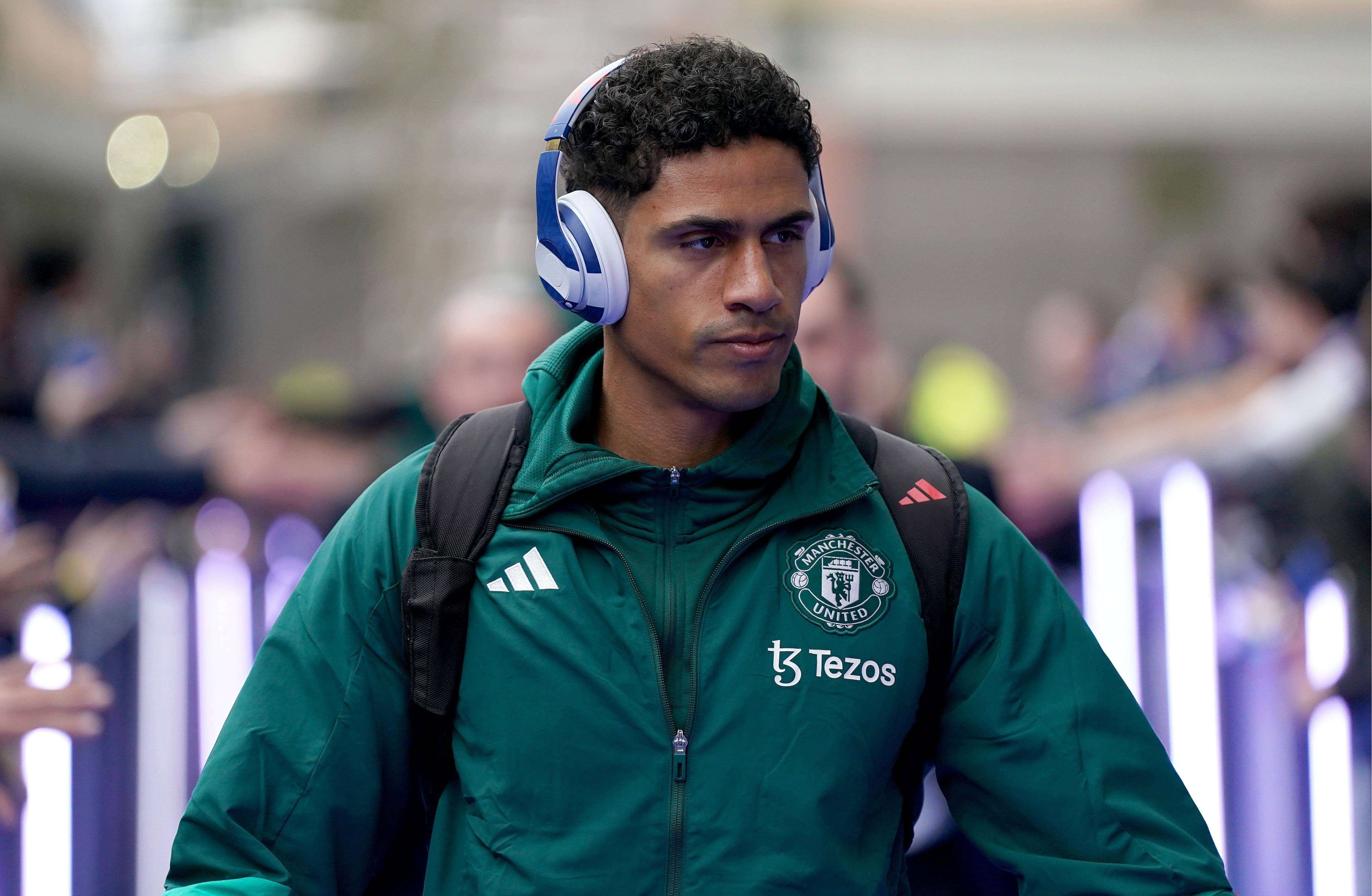 Raphael Varane, en su llegada a Old Trafford en un partido del Manchester United (Foto: Cordon Pres