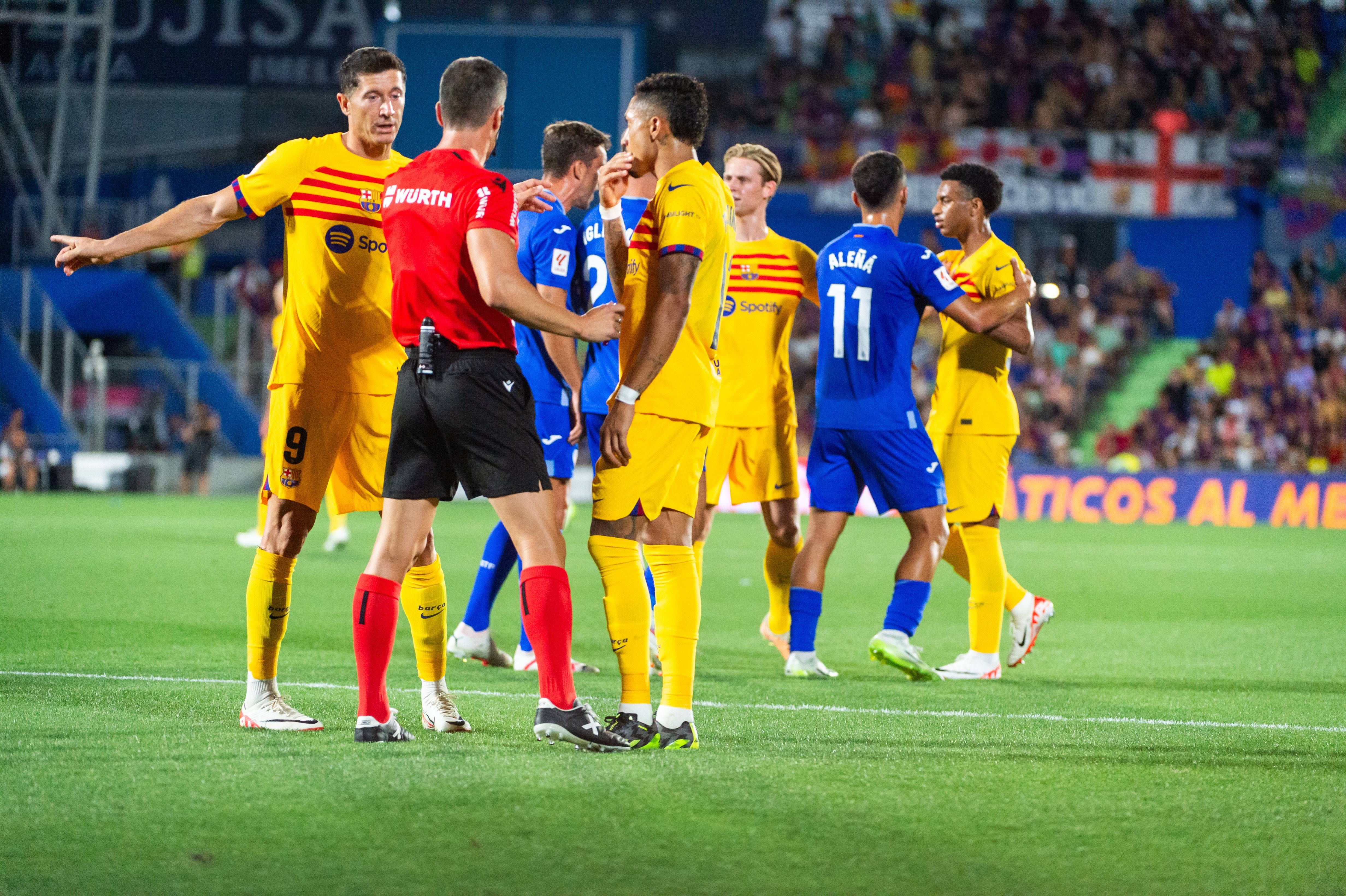 Raphinha y Lewandowski hablan con Soto Grado en el Getafe-Barcelona.