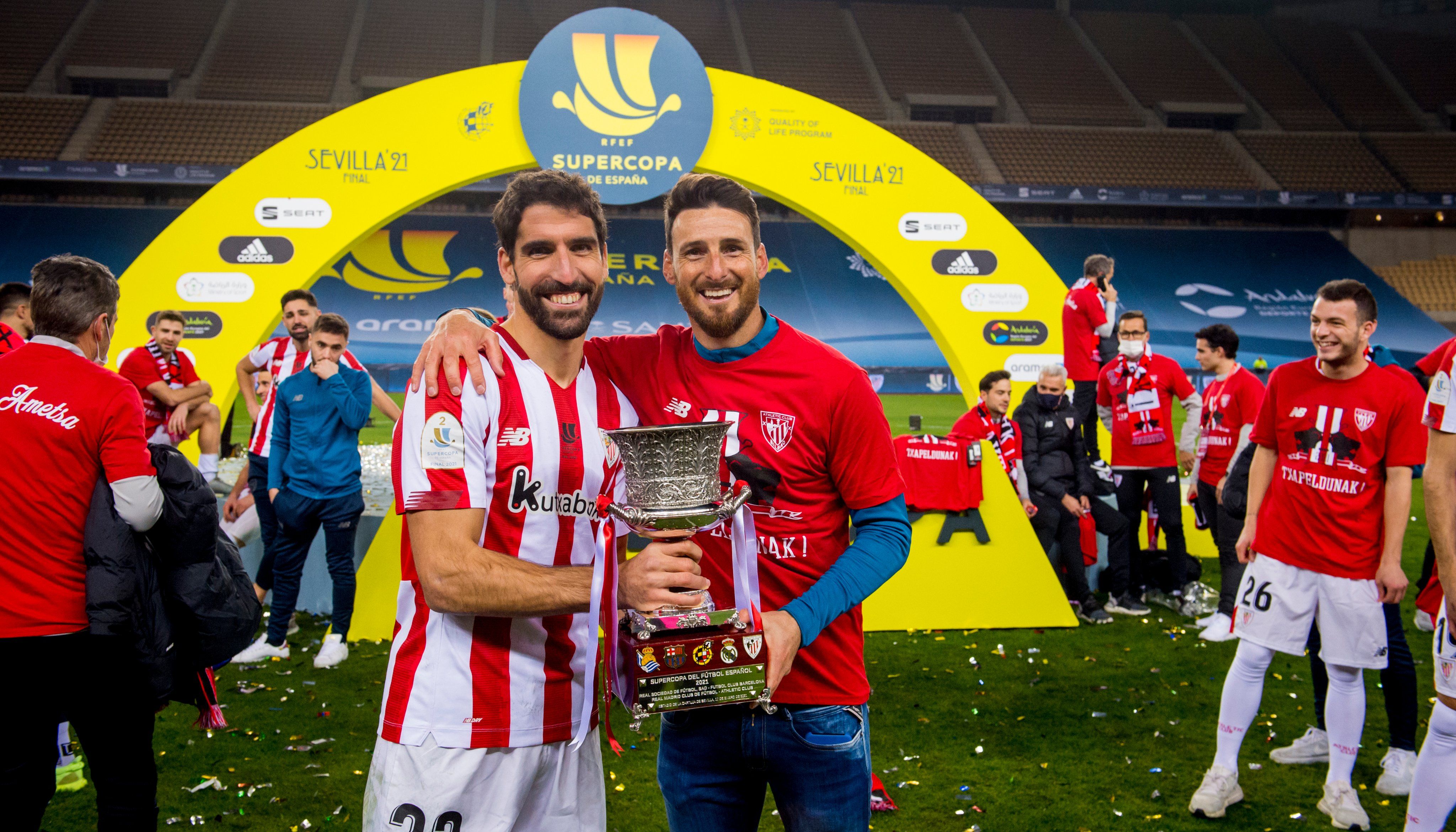  Raúl García y Aritz Aduriz con la Supercopa en La Cartuja.